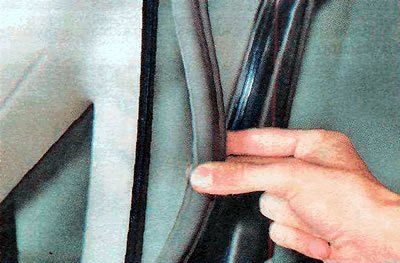 3. Отводим уплотнитель правого дверного проема…