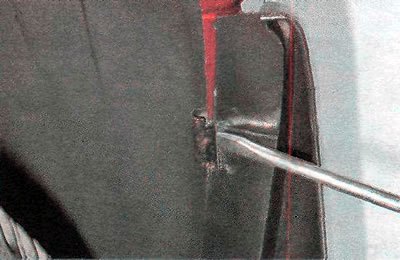 2. Шлицевой отверткой сдвигаем верхний держа'…