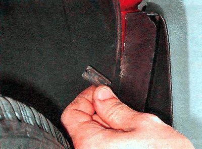 3. Снимаем верхний держатель.