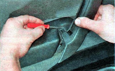 5. Поддеваем тонкой шлицевой отверткой накладку…