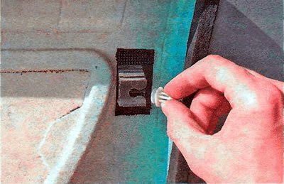 2. Сломанные и поврежденные держатели необходимо…