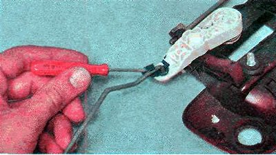 3. Поворачиваем фиксатор тяги.