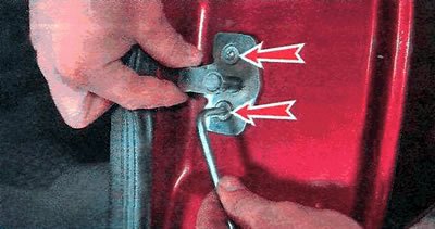 2. Ключом TORX Т40 ослабляем затяжку двух болтов…