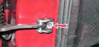 4. Ключом TORX Т40 отворачиваем болт крепления…