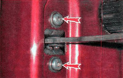 5. Ключом TORX Т30 отворачиваем два болта…