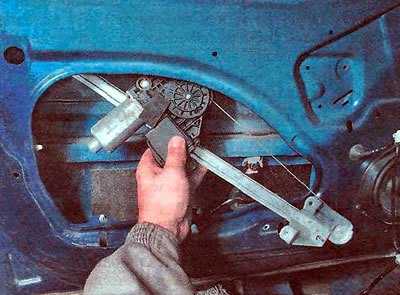 5. Извлекаем стеклоподъемник через нижнее…