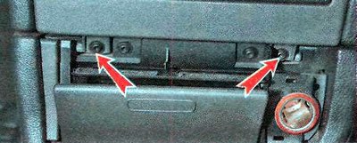 8. Ключом TORX Т20 отворачиваем нижние винты…