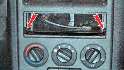 10. Ключом TORX Т20 отворачиваем два боковых…
