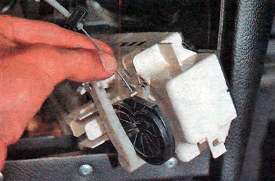 24. Извлекаем трос.