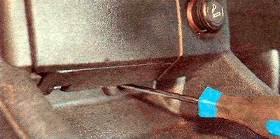2. Ключом TORX Т20 отворачиваем винт крепления…
