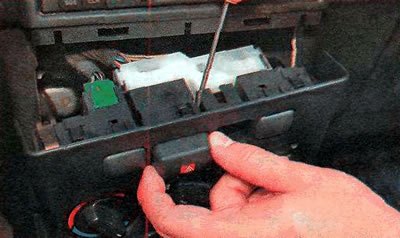 9. Аналогично извлекаем выключатель аварийной…