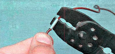4. Специальными клещами обжимаем соединительную…