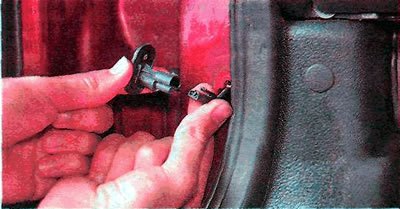 3. Отсоединяем от датчика колодку жгута проводов…