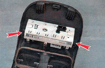 3. Ключом TORX Т20 отворачиваем два винта…