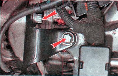 5. Ключом TORX Е14 отворачиваем болты крепления…