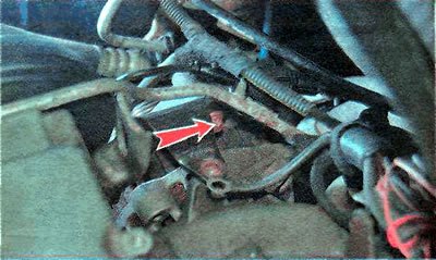 7. Ключом TORX Е14 отворачиваем болты крепления…