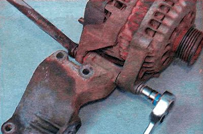 8. Ключом TORX Е14 удерживаем болт от…