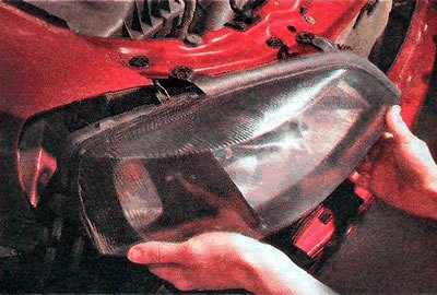 4. Отводим блок-фару от кузова автомобиля.