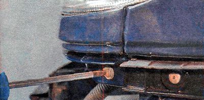 3. Ключом TORX Т25 отворачиваем боковой болт…