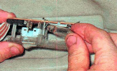 2. Отжимаем пружинный контакт и извлекаем…