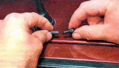 3. Отсоединяем от форсунки шланг.
