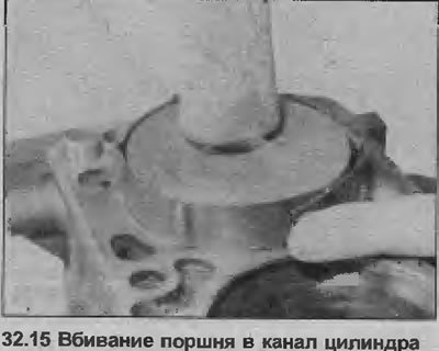 15. Ударяя деревянной ручкой молотка по головке…