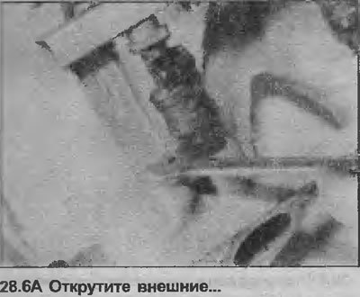 6. От крутите четыре болта с кронштейнов,…