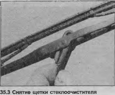 3. Повернув щетку под углом 90° к рычагу, нажмите…