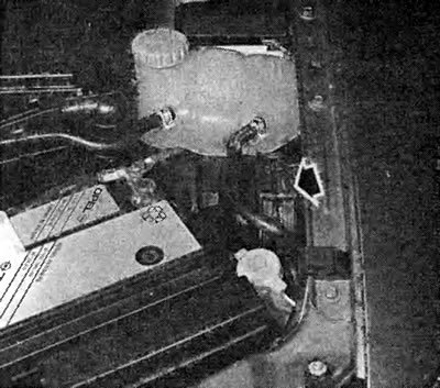 Насос вторичного воздуха (стрелка) в автомобилях…