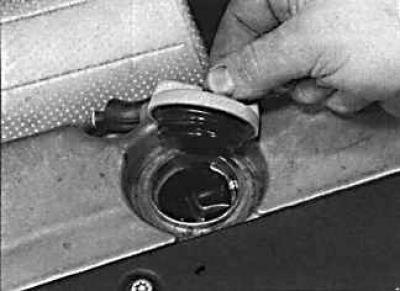2. Снимите пробку с маслозаливной горловины.