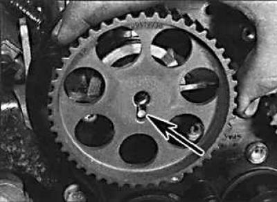 3. На моделях 1,6 л совместите паз на шкиве с…