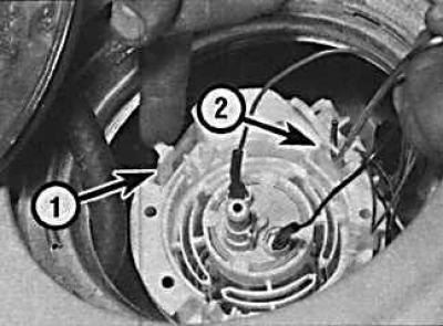 8. Освободите три скобы крепления (1), нажимая их…