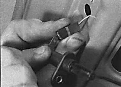 2. Отсоедините электрический разъем от…