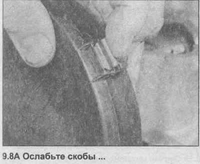 8. Отстегните и снимите два кожуха зубчатого…