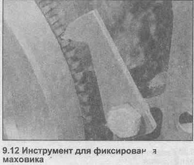 12. Открутите болт шкива коленвала, зафиксировав…