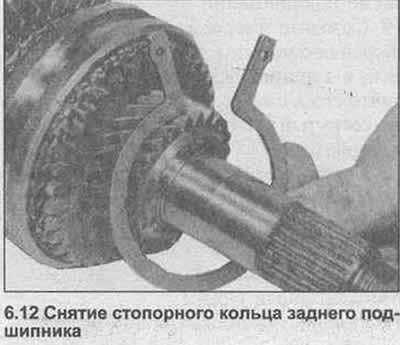 12. Снимите стопорное кольцо подшипника (фото).