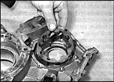 3. Снимите внешний ротор масляного насоса.