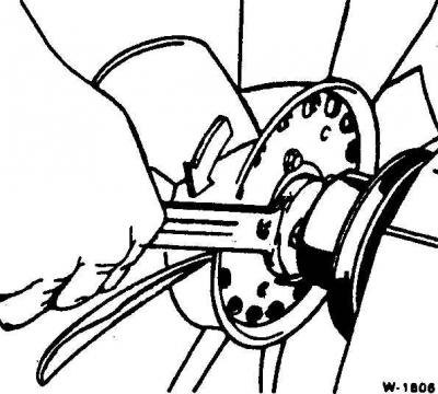 2. Отвинтите вентилятор с помощью гаечного ключа размером 32 мм от ступицы насоса охлаждающей…