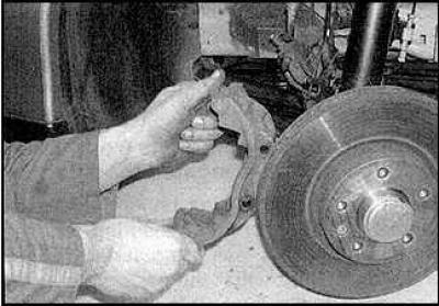 6. Cнимите крепежный кронштейн суппорта.