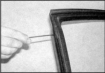 5. Открутите передний стопорный болт.