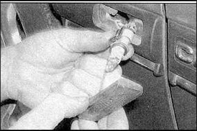 2. Поверните и снимите рассеиватель.