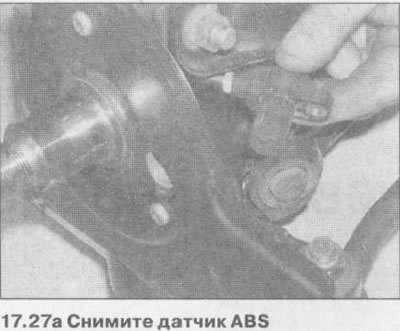 Установка датчика ABS выполняется в…