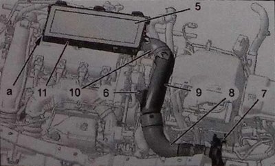 корпус воздушного фильтра (11).