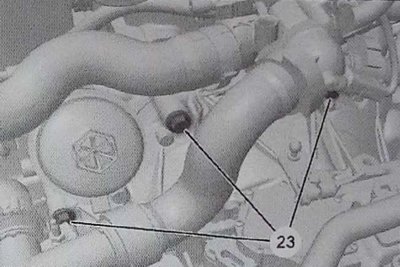Отверните верхние винты крепления (23) коробки…
