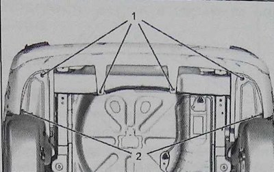 Отверните винты крепления (1) и снимите скобы (2)…