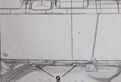 Отсоедините разъемы (9) (в зависимости от…