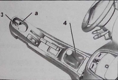 Отверните болт (3).
