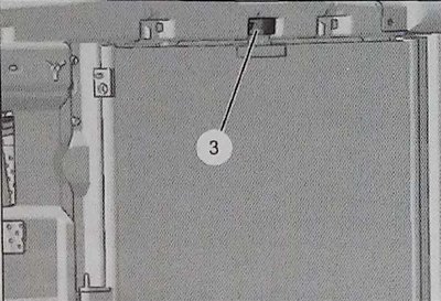 Снимите верхние крепления (3) и снимите…