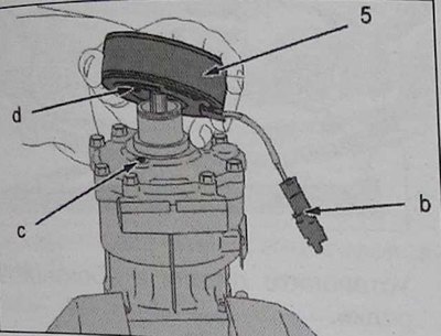 Установите индукционную катушку (5).