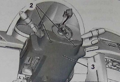 Отверните крепежные болты (2) и снимите нижний…